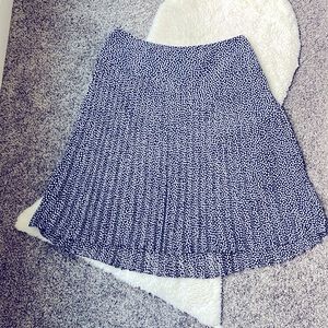 Dana Buchman size 12 pleated blue and white knee length skirt